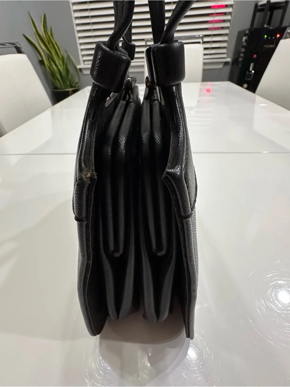 Vintage Vera Neumann Black Textured Vinyl Kiss-Lock Handbag - Vibrant Red Lining